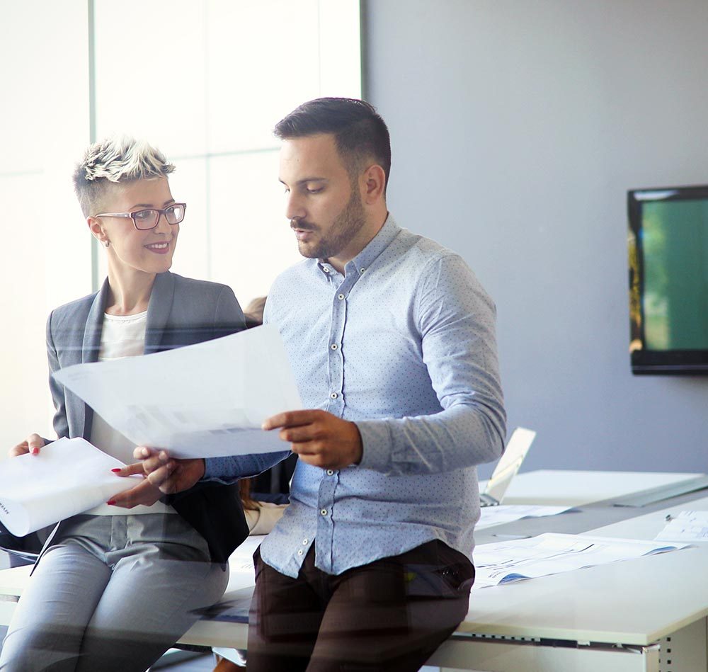 group-of-business-people-collaborating-in-business-FQMZJS2